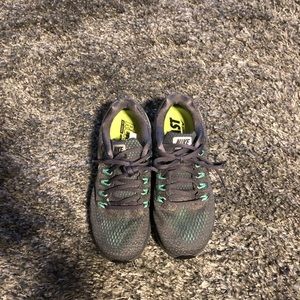 Gray/green nike running sneakers👟